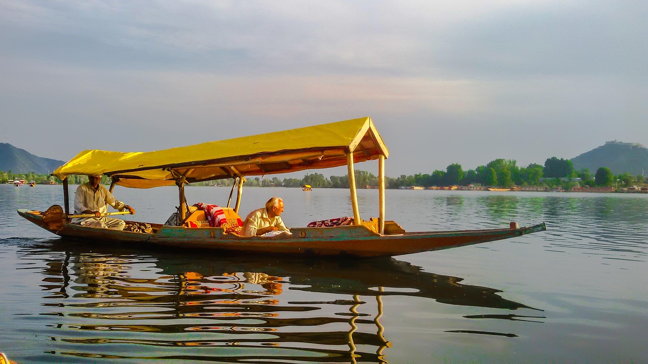 A Kashmir Houseboat Honeymoon: What to Expect